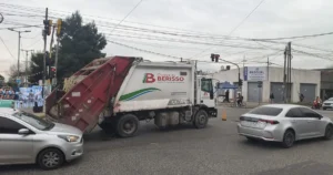 Se extiende la tragedia vial: murió en Berisso un hombre atropellado por un camión recolector