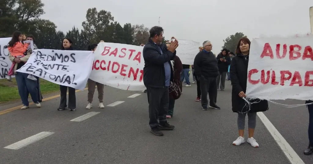 Video: vecinos de El Peligro cortaron Ruta 2 tras la muerte de una nena de 10 años