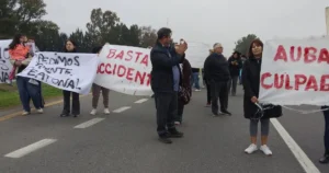 Video: vecinos de El Peligro cortaron Ruta 2 tras la muerte de una nena de 10 años