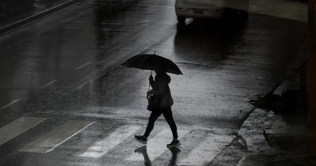 Hay alerta amarillo en La Plata por tormentas fuertes desde la madrugada del domingo