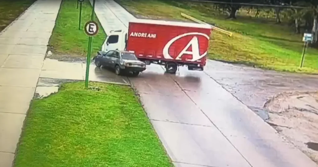 Video: un camión de reparto chocó contra un auto en Ensenada y una familia terminó hospitalizada