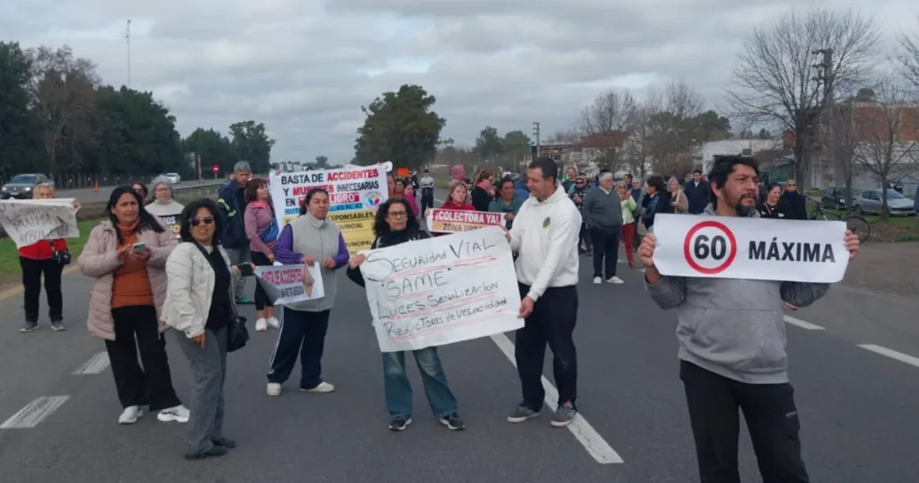 Los vecinos de El Peligro cortaron la Ruta 2 acompañados de familiares de fallecidos en accidentes