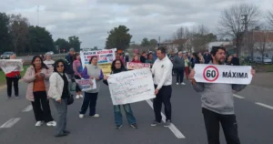 Los vecinos de El Peligro cortaron la Ruta 2 acompañados de familiares de fallecidos en accidentes