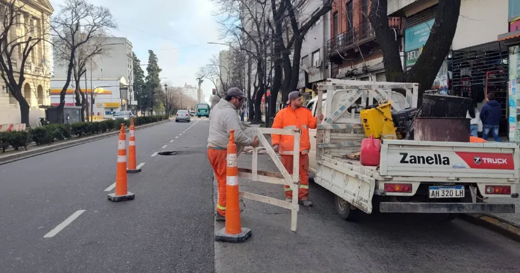Se hundió el asfalto en plena avenida 7 de La Plata y cortan el tránsito para detectar las causas y repararlo
