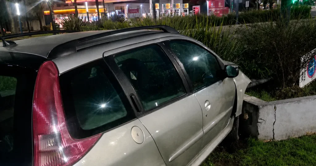 Fuerte accidente en La Plata: perdió el control del auto, despistó y se incrustó contra el cantero de 7 y 32