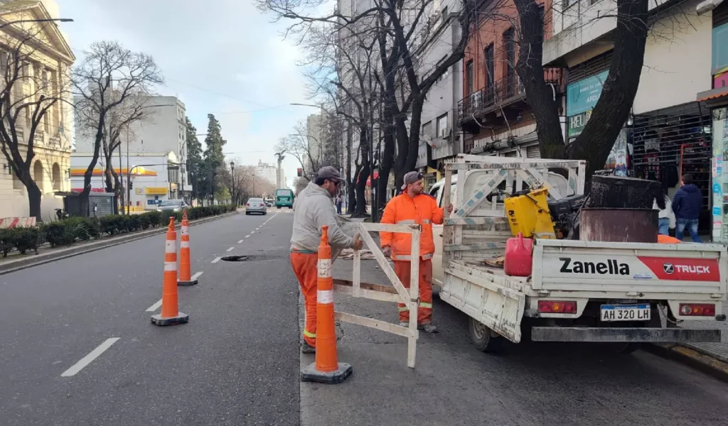 Cierran un carril en plena avenida 7 de La Plata para reparar un hundimiento del asfalto