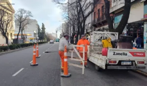 Cierran un carril en plena avenida 7 de La Plata para reparar un hundimiento del asfalto