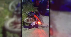 Una joven de Berisso que iba como acompañante en una moto murió tras chocar con un árbol