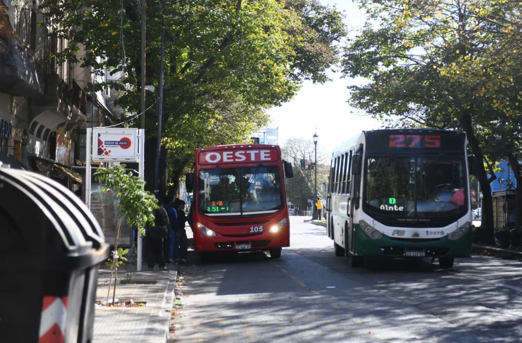 Viajar en los micros de La Plata y la región ya es más caro: ¿a cuánto se fue el boleto?