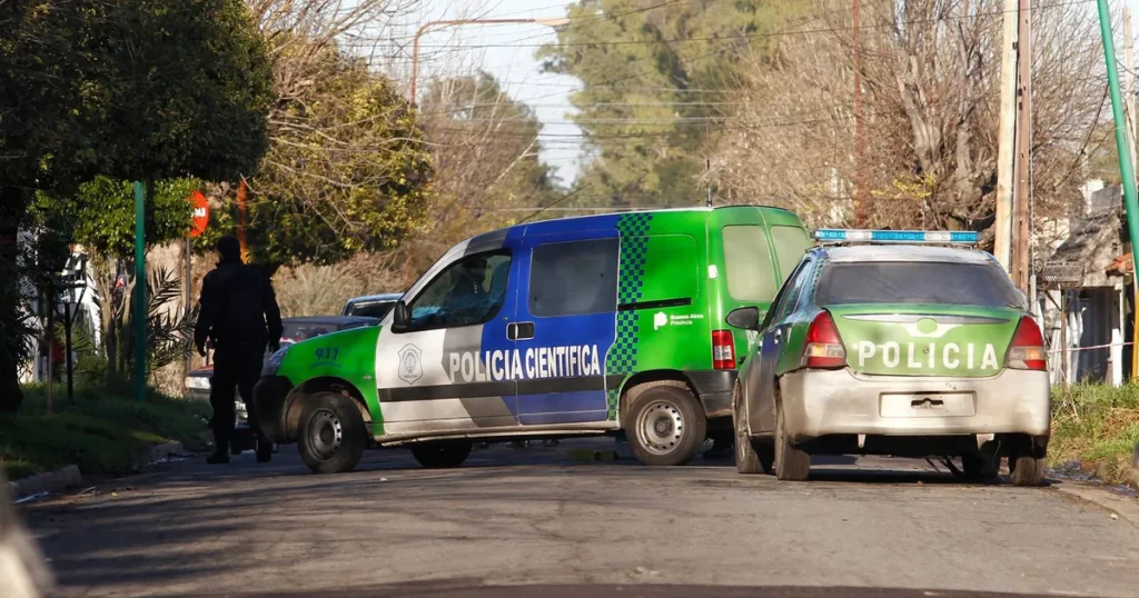 Mataron a puñaladas a un hombre en Villa Elvira y la Policía apunta a su hijastro, que está prófugo
