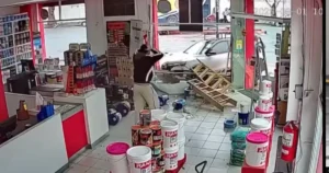 Video: un auto terminó adentro de una pinturería de La Plata tras un fuerte accidente de tránsito