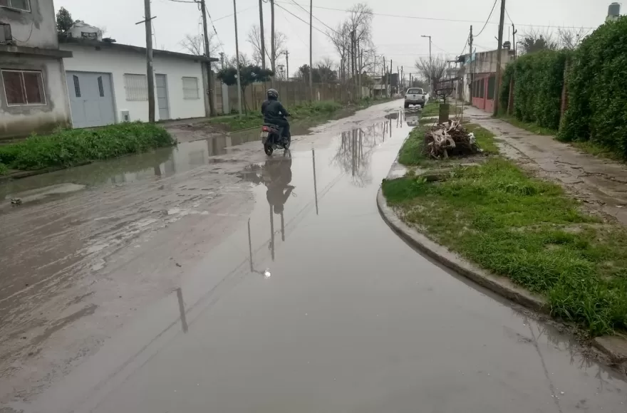 Vecinos de Nueva Villa Argüello reclaman limpieza de bocas de tormenta: “Un mes tapadas”