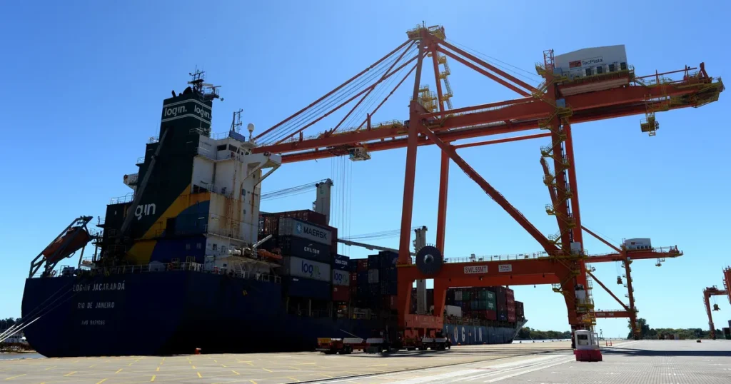 La Prefectura Naval Argentina intimó a los trabajadores a levantar el paro que afecta a más de 100 barcos