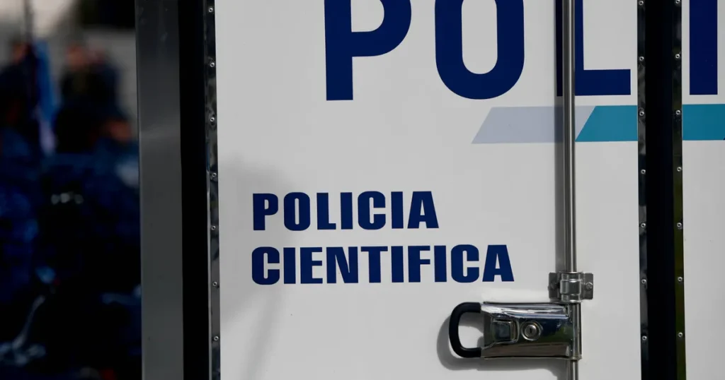 Encontraron una mujer de La Plata muerta y con parte del cuerpo enterrado en el patio de su casa