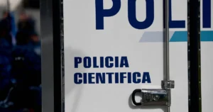 Encontraron una mujer de La Plata muerta y con parte del cuerpo enterrado en el patio de su casa