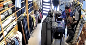 Video: un falso cliente asaltó un local de Tiza en La Plata, amenazó a la empleada y escapó con la recaudación