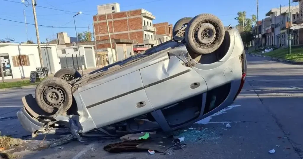 Volcó tras chocar contra un contenedor en La Plata y tres personas terminaron en el hospital