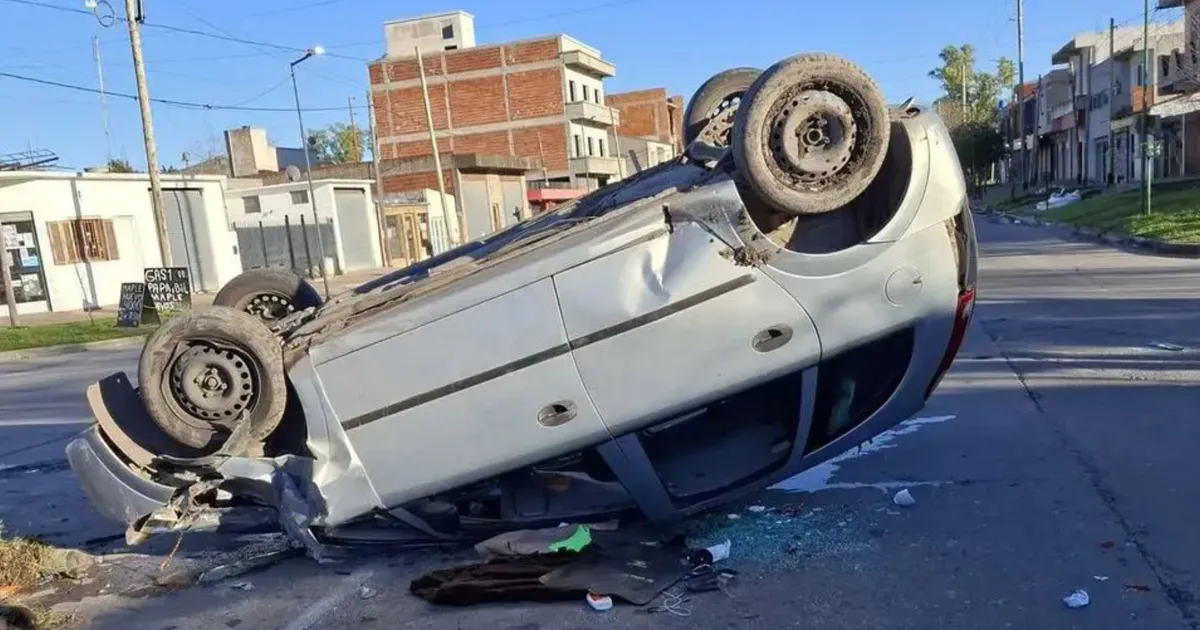 Volcó tras chocar contra un contenedor en La Plata y tres personas terminaron en el hospital