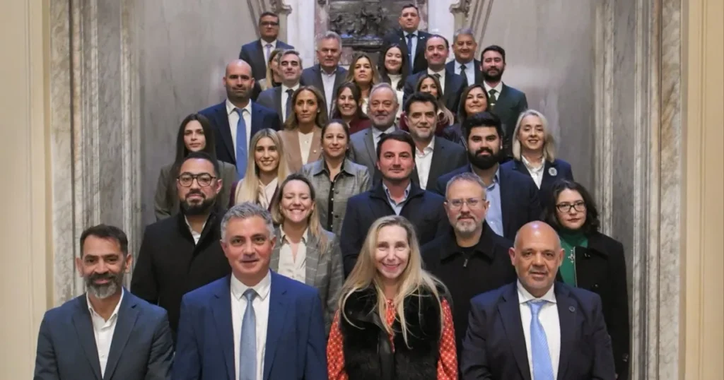 Dos legisladores de La Plata estuvieron en primera fila en la cumbre con Karina Milei