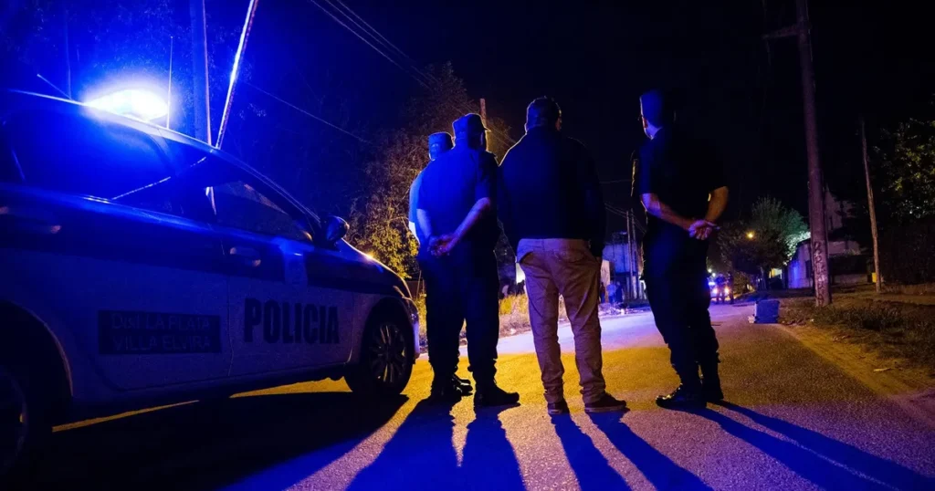 Padre e hijo intentaron robarle a un policía en La Plata, fueron baleados y terminaron detenidos