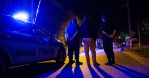 Padre e hijo intentaron robarle a un policía en La Plata, fueron baleados y terminaron detenidos