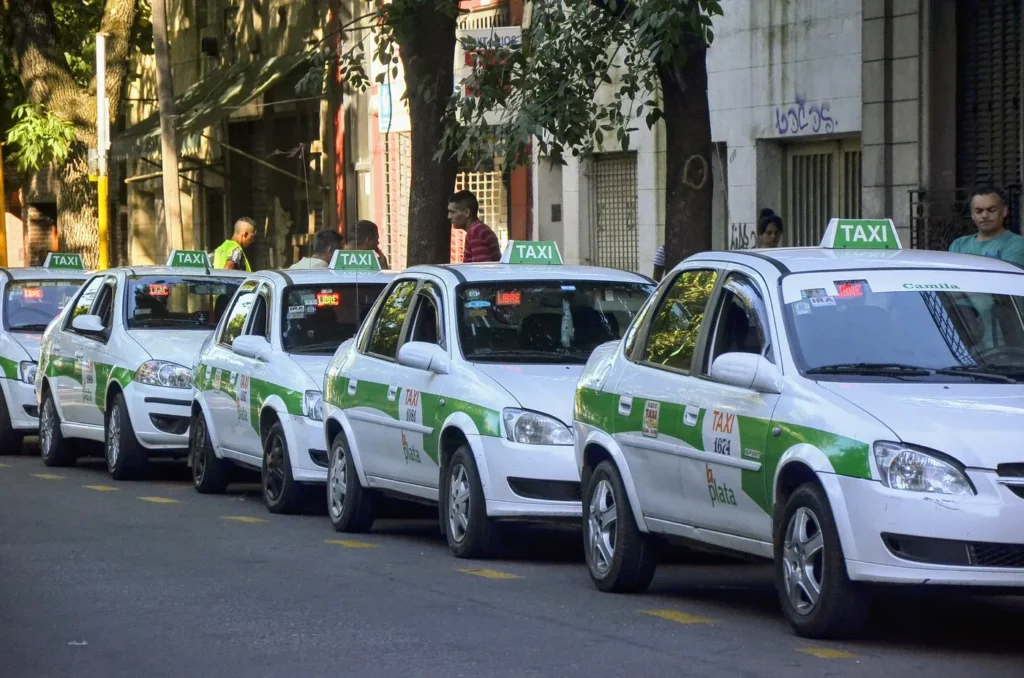 Taxistas de La Plata piden poder trabajar con autos de hasta 18 años de antigüedad