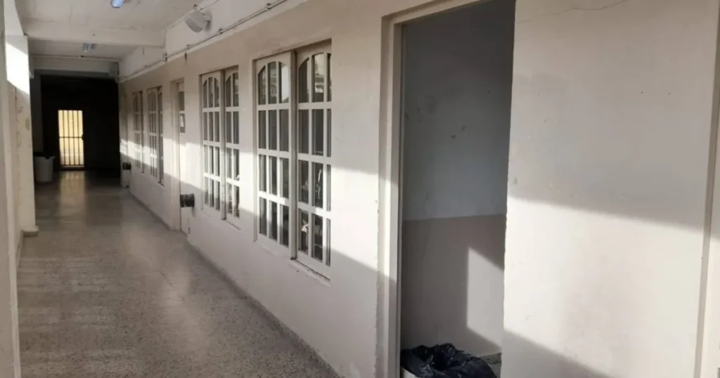 Denuncian que una escuela de La Plata tiene aulas sin luz, problemas de calefacción y un salón sin puerta
