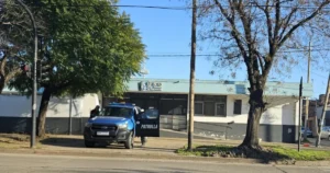 Otro ataque a una escuela de La Plata: destrozaron puertas y ventanas y robaron notebooks y parlantes