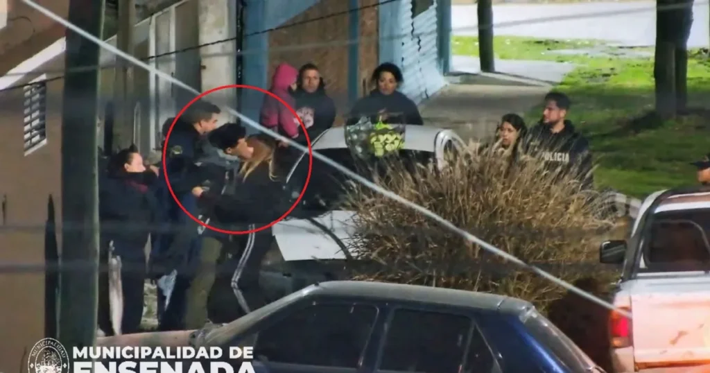 Atraparon a un “dealer” en Ensenada y antes de que se lo llevaran preso su novia lo despidió a los besos