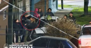Atraparon a un “dealer” en Ensenada y antes de que se lo llevaran preso su novia lo despidió a los besos