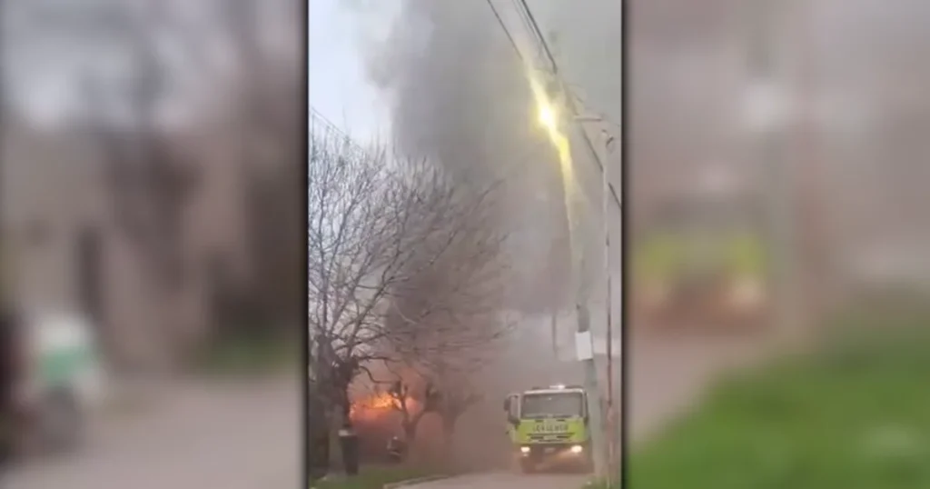 Video: un incendio en Tolosa afectó gravemente a una casa y puso en riesgo a las viviendas cercanas