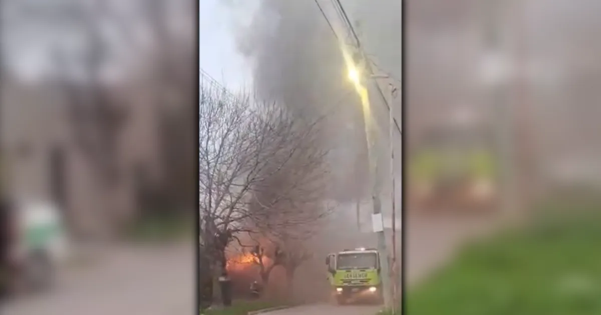 Video: un incendio en Tolosa afectó gravemente a una casa y puso en riesgo a las viviendas cercanas