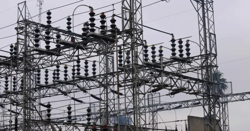 EDELAP instaló quince generadores en puntos clave, pero todavía miles de vecinos siguen sin luz