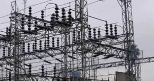 EDELAP instaló quince generadores en puntos clave, pero todavía miles de vecinos siguen sin luz