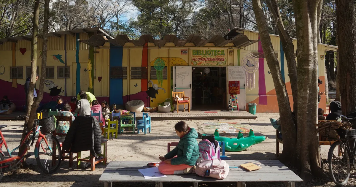 Tensión en el Parque Saavedra por una orden de desalojo de la Biblioteca del otro lado del árbol
