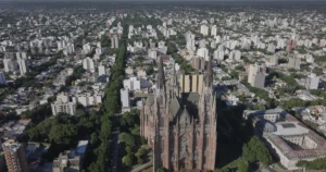 ¿Cuál es la ciudad que postularon para reemplazar a La Plata como capital de la provincia de Buenos Aires?