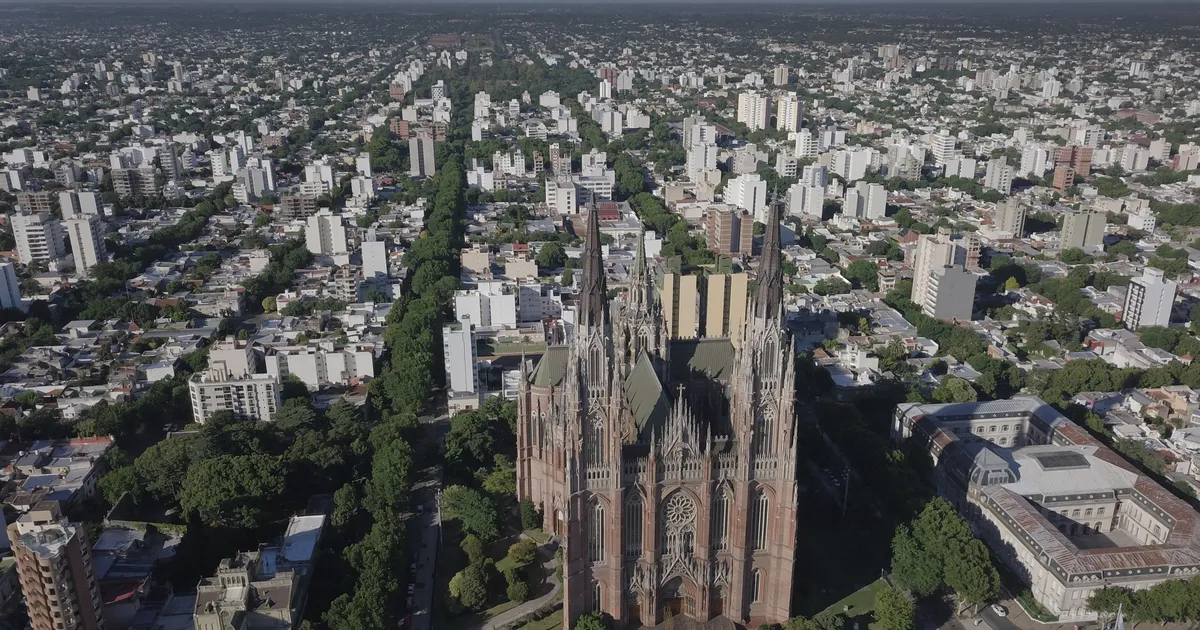 ¿Cuál es la ciudad que postularon para reemplazar a La Plata como capital de la provincia de Buenos Aires?