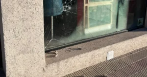 Intentaron robar en un local de uniformes de La Plata y destrozaron la vidriera