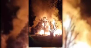 Un incendio destruyó una estancia centenaria de Brandsen en la que funcionaba una escuela hípica infantil