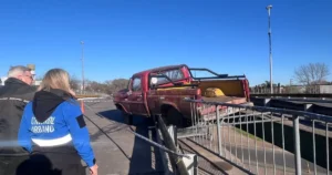 Perdió el control mientras pasaba por un puente en La Plata, chocó y quedó al borde del vacío