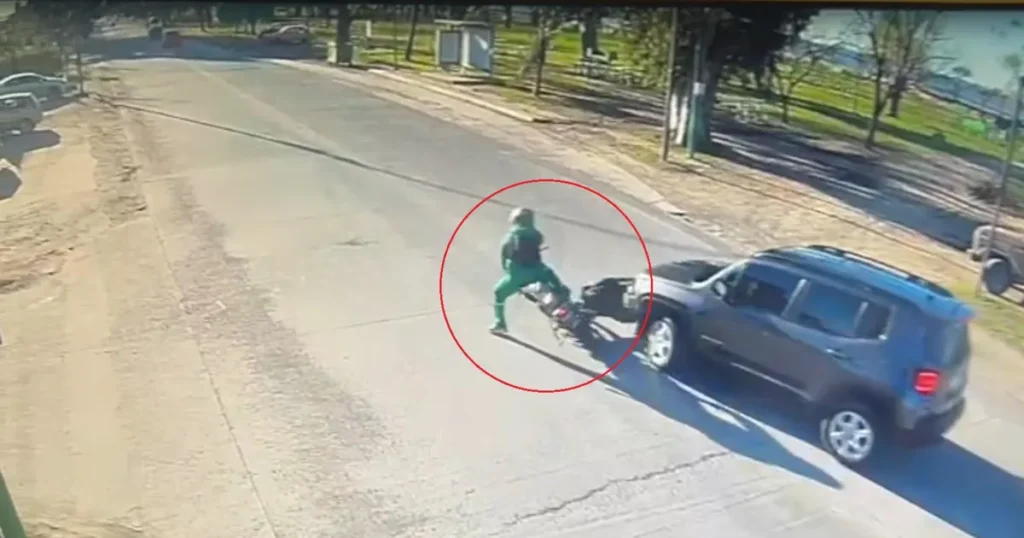 Video: un fuerte choque en Punta Lara dejó herido a un motociclista tras ser encerrado por una camioneta