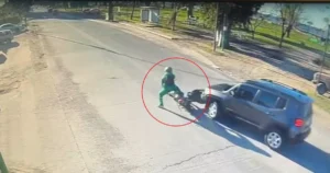 Video: un fuerte choque en Punta Lara dejó herido a un motociclista tras ser encerrado por una camioneta