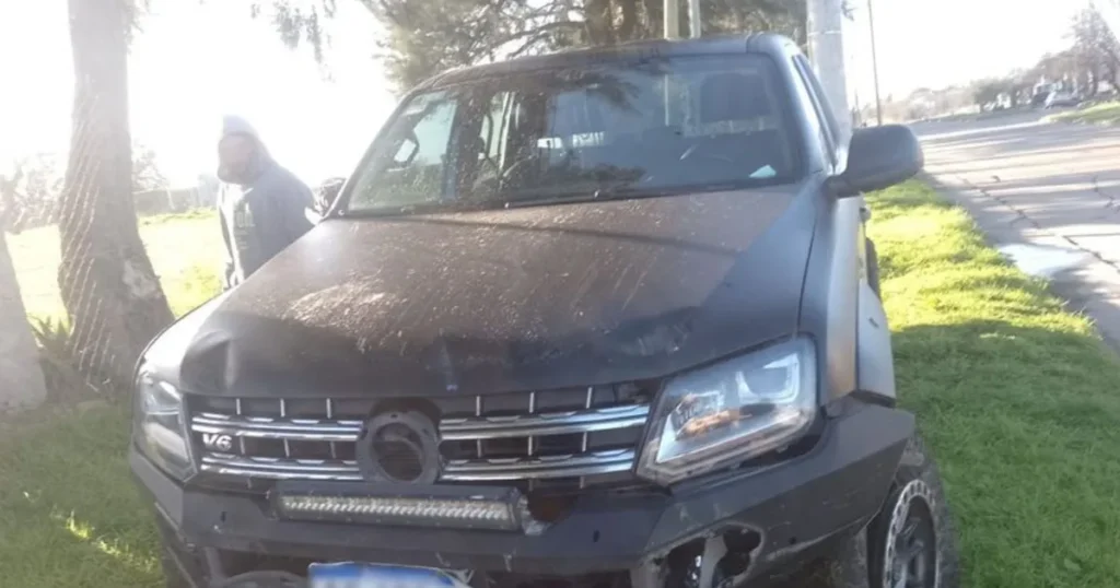 Video: una Amarok chocó en La Plata y sus ocupantes se fueron corriendo