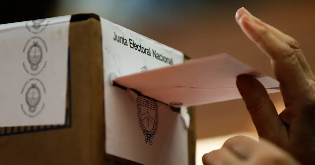 Ni peronistas ni libertarios: los indecisos ganan en La Plata y más de la mitad votaría a un outsider