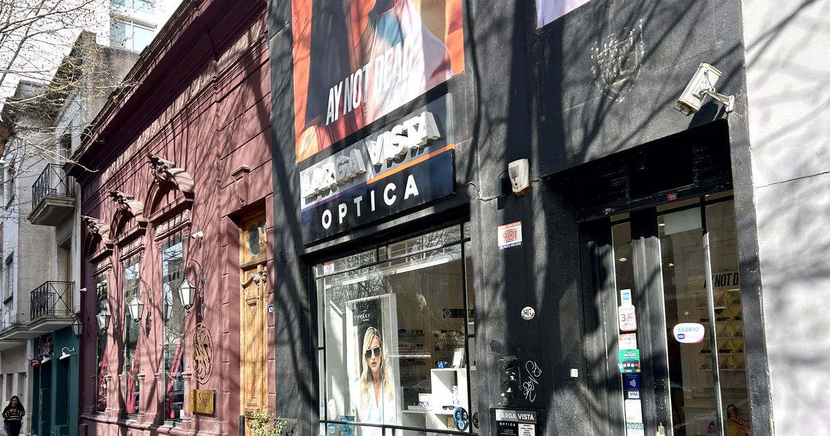 Cierra una conocida óptica de La Plata por la crisis económica y liquida todos sus lentes hasta agotar stock