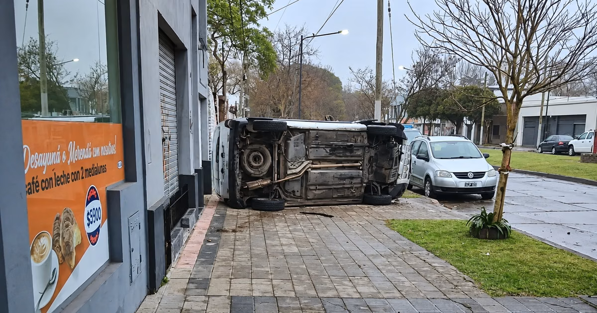 Un auto volcó, terminó contra una casa en La Plata y de milagro no hubo heridos