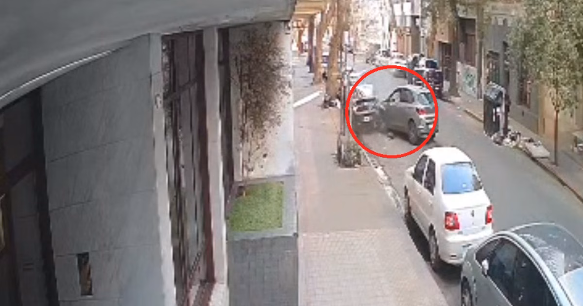 Video: chocó contra un auto estacionado en pleno centro de La Plata y quiso escapar, pero un vecino lo frenó