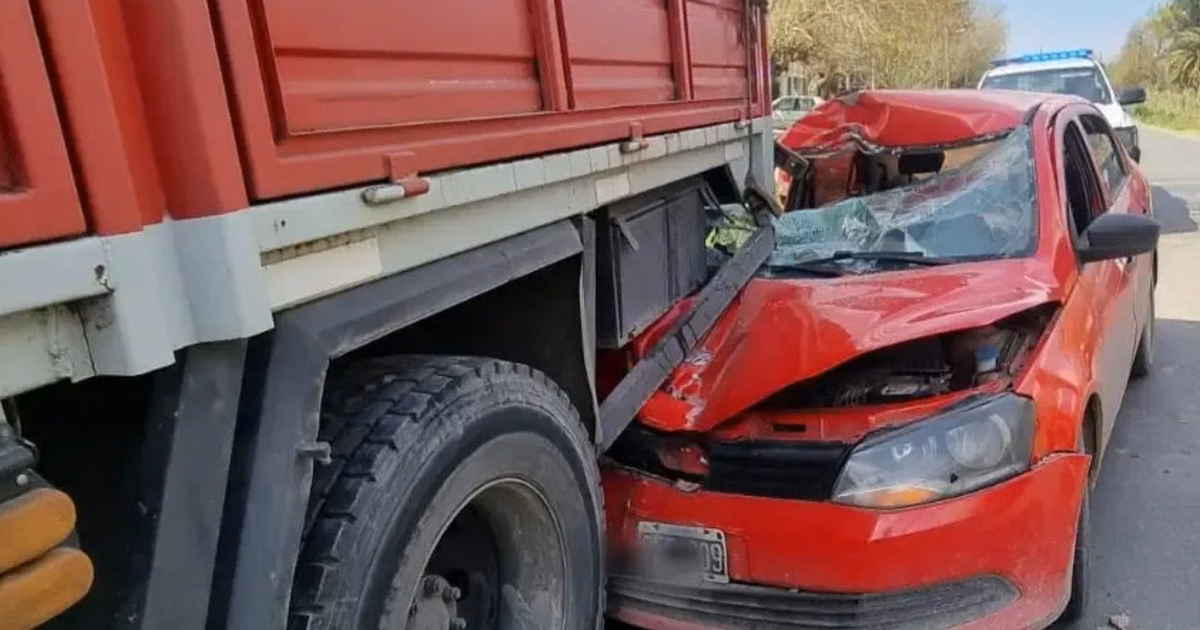 Un auto terminó debajo de un camión en Melchor Romero y el conductor fue hospitalizado