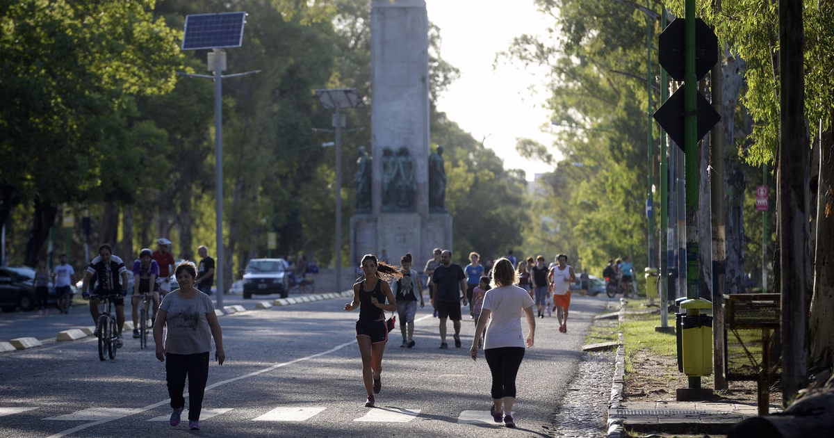 Proponen reubicar viejos galpones del Bosque de La Plata para ampliar uno de sus accesos