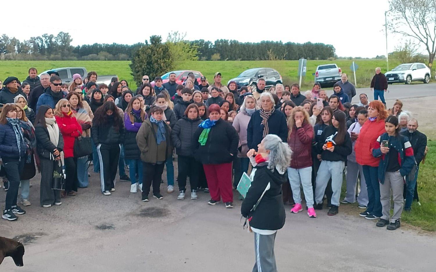 Abrazo en la Escuela Agraria de Bavio: un centenar de personas acompañó a docentes | El Dia